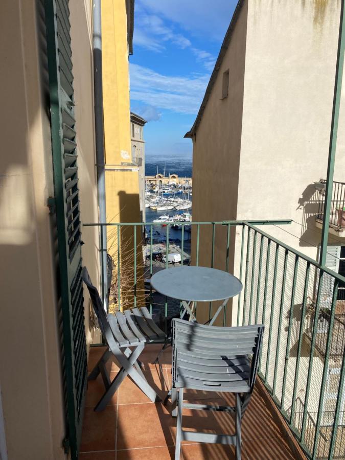 Climatise,idealement Situe 100m Du Vieux Port. *